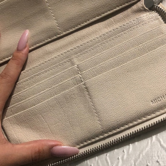 Micheal kors full Wallet - Picture 6 of 8